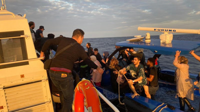 Su alan bottan biri çocuk 47 kaçak göçmen kurtarıldı