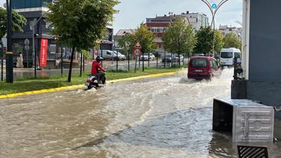 Sağanak sürücülere zor anlar yaşattı