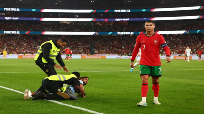 Cristiano Ronaldo paçayı ucuz kurtardı. Taraftar sahaya daldı