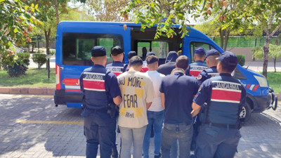 Kaçak kazı yaparken suçüstü jandarmaya yakalandılar