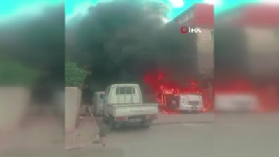 Park halindeki Park halindeki minibüs alev alev yandı