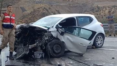 Bitlis’te araçlar kafa kafaya çarpıştı
