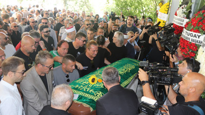 Metin Arolat son yolculuğuna uğurlandı! Armağan Çağlayan hıçkırıklara boğuldu