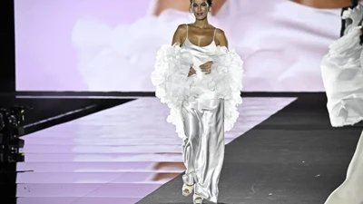 Taze gelin Pınar Deniz, manken oldu! Podyumda hamile karnını tutarak yürüdü