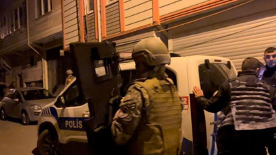 Eski boksör polislere silah çekti. Mahalleyi özel harekat bastı