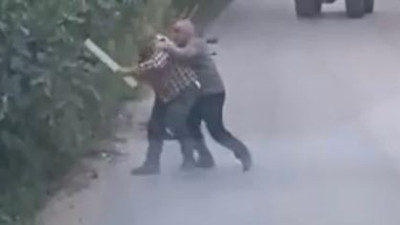 Sürücülerin sopalı yol kavgası