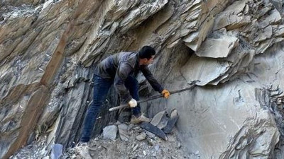 Ölümü göze alıp mezar taşı çıkarıyorlar