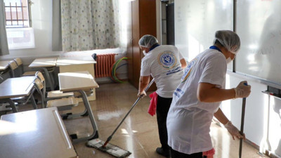 Kendileri temizlemiyor, temizleyene de engel oluyorlar. Milli Eğitim Müdürü okula temizliğe gelen belediye ekiplerini içeri almadı