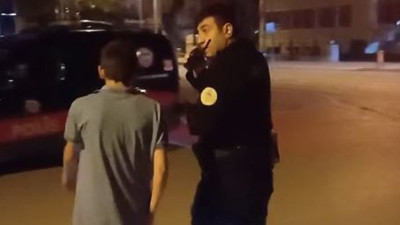 Çocuk elinde silahla yakalandı