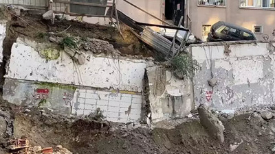 İstanbul'da temel kazma çalışmalarında duvar çöktü