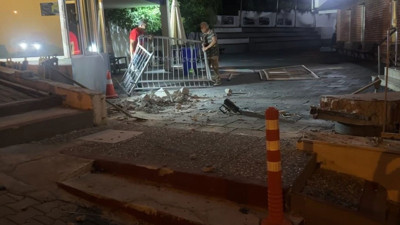 İzmir'de kontrolden çıkan araç okulun bahçesine girdi