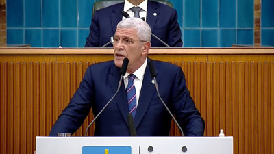 Müsavat Dervişoğlu'ndan teğmenler çıkışı: Ben de genç teğmenler gibi kılıcımı kaldırıyorum