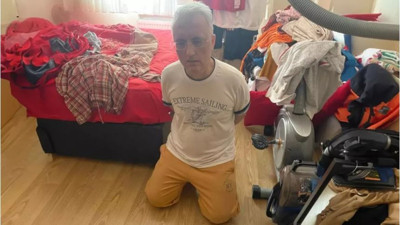 8 yıldır aranan FETÖ’nün kilit ismi eski hakim Mustafa Karatay kıyafetlerin arasında saklanırken yakalandı