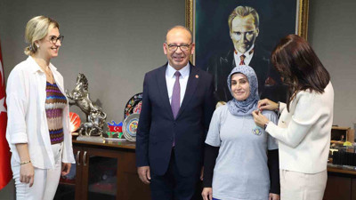 Temizlik işçisi bulduğu para dolu çantayı zabıtaya teslim etti