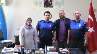 Temizlik görevlisi parkta bulduğu 40 bin lirayı sahibine ulaştırdı. İnsanlık ölmemiş dedirten hareket