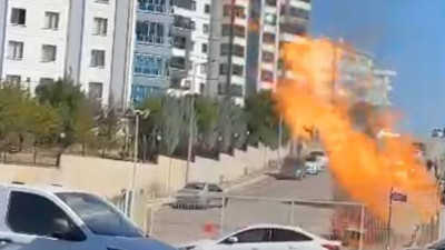 İş makinesi patlattı otomobil yandı