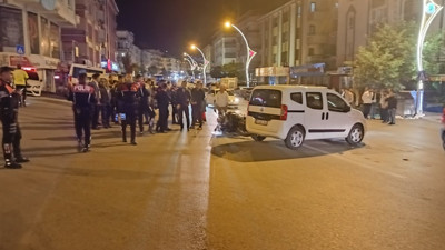 Hafif ticari araçla polis motosikleti çarpıştı: 2 polis yaralandı