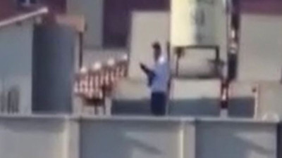 Çatıya çıktı havaya ateş açtı