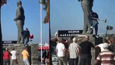 Ayvalık'ta Atatürk Anıtı'na balyozlu saldırı: Vatandaşlar engelledi