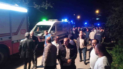 Kamyondan devrilen tomruklar otomobilin üzerine devrildi Sürücü hayatını kaybetti