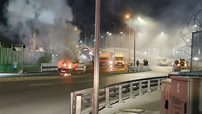 Seyir halindeki araç alev topuna döndü (08 Ekim 2024)