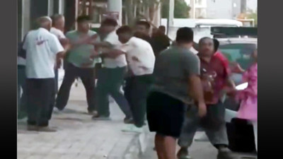 Sopa, demir ve terlikler havada uçuştu! Kavgaya karışan bir kadın "Polisi ara, polisi ara" dedi!