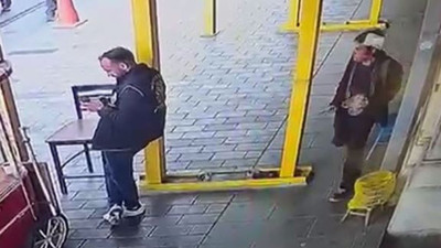 Beyoğlu'nda polise bıçaklı saldırı. Arkasından sinsice yaklaştı