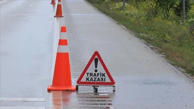 Ağrı'da hafif ticari araç ile minibüs çarpıştı: 10 kişi yaralandı