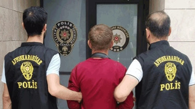 Afyonkarahisar'da farklı suçlardan hapis cezasıyla aranan şahsı polis yakaladı