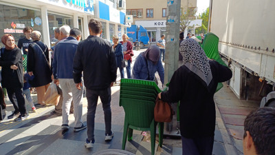 Ucuz sandalyeler izdihama neden oldu! Kapış kapış gitti