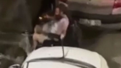 Engelli rampasına park eden aracı parçaladı