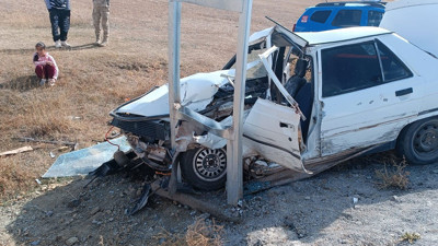 Kontrolden çıkan otomobil elektrik direğine çarptı (17 Ekim 2024)