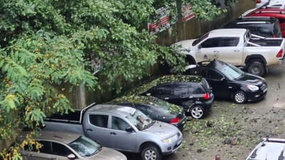 Artvin'in Hopa ilçesinde yamaçtan kopan kayalar 7 araca hasar verdi