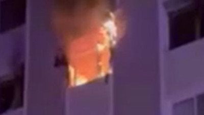 Oturduğu evini yaktı