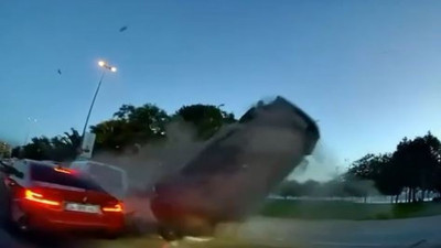 Kartal Sahil Yolunda yarışıyordu. Makas atan genç park halindeki araca takla attırdı