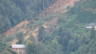 Rize'de heyelan; 2 boş ev toprak altında kaldı