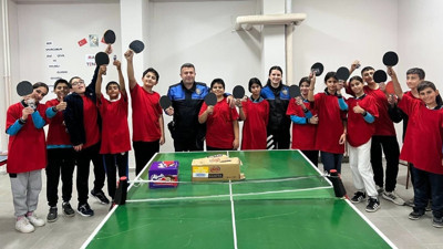 Erzincan'da emniyetten çocuklara tenis kursu