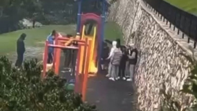 Bursa'da çocuk parkında kaydırağı yaktılar
