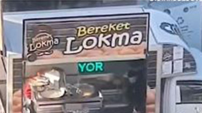 Fethullah Gülen'in ölüm haberini duyunca onuncu yıl marşı eşliğinde lokma dağıttı