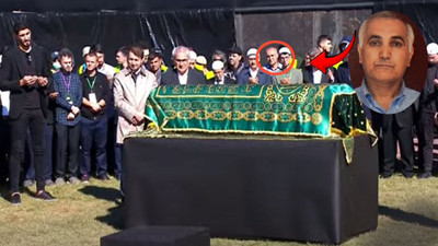 Tabutun başındaki FETÖ firarisi Adil Öksüz mü? Teröristbaşının gömülme töreninde çarpıcı kare
