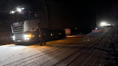 Ardahan'da kar ve buzlanma! 9 tır yolda kaldı
