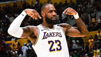 LeBron James parladı! Triple-double yaptı, Lakers 3'ledi