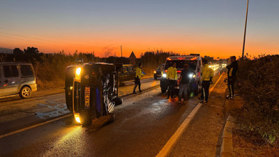 Refüje çarptı takla attı: Emniyet kemeri hayatını kurtardı