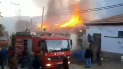 Evin çatısı alevlere teslim oldu