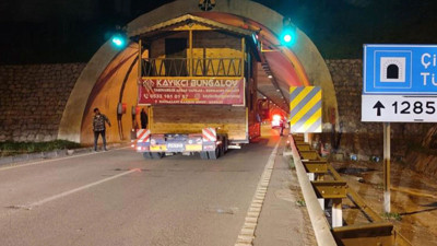 Bungalov ev taşıyan tır tünel girişine takıldı
