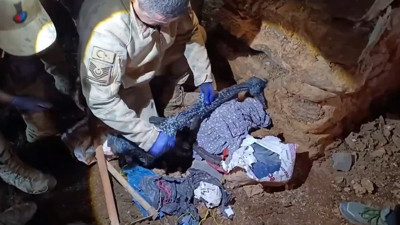 Taş yığınlarının altından uzun namlulu silahlar çıktı