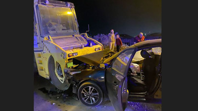 Tatvan’da otomobil silindire çarptı: 4 yaralı