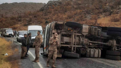 Siirt’te virajı alamayan TIR devrildi