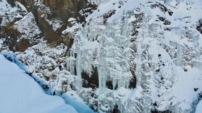 Hakkari'nin Dağları donan göl ve şelale ile büyüledi