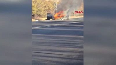 Seyir halindeki otomobil alev alev yandı (14 Kasım 2024)